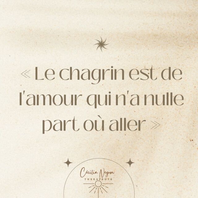 J’ai beaucoup aimé cette phrase, et je l’ai imagée avec une boîte aux lettres. 
C’est comme si notre amour était une lettre mais que la boîte aux lettres du destinataire, avait disparu en même temps que la personne qu’on a perdue.
Les lettres s’entassent, parce qu’on n’a pas mis notre adresse dessus, et elles ne peuvent pas revenir à l’expéditeur.
Alors j’ai imaginé qu’on pouvait noter notre adresse, pour que l’amour sache où aller, et se retourne vers nous, comme un boomerang.
Je vous souhaite une douce journée! 💌
Cécilia